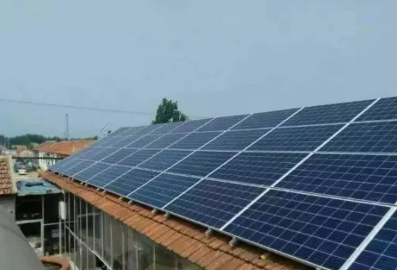 家家房顶装上太阳能电池板光伏发电照亮脱贫致(图1) 太阳能电池板光伏发电