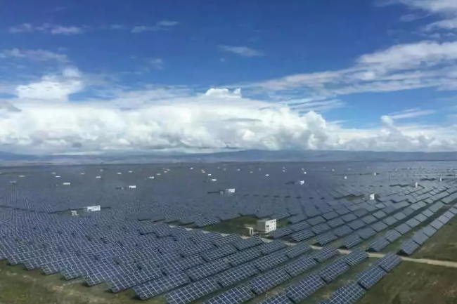 青海地区光伏发电来照亮脱贫致富路(图1) 上海光伏太阳能